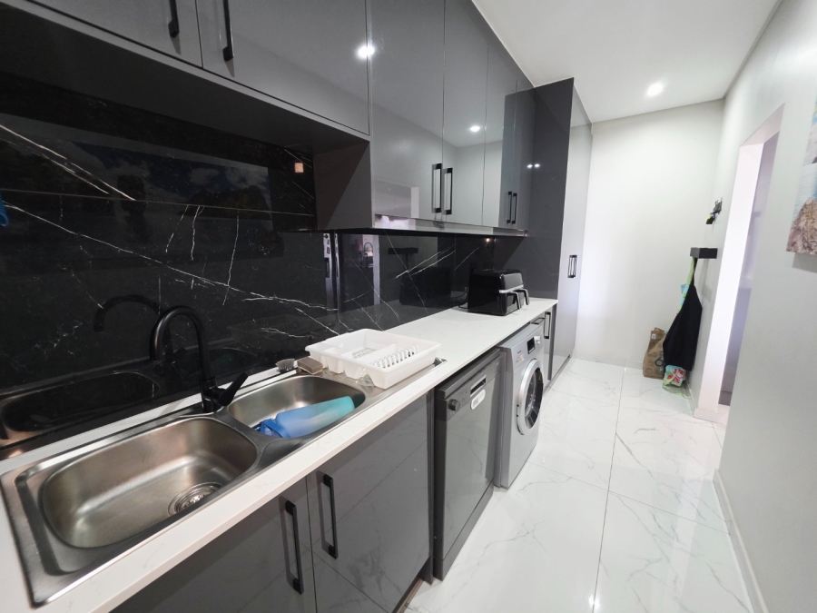 5 Bedroom Property for Sale in Sandown Western Cape